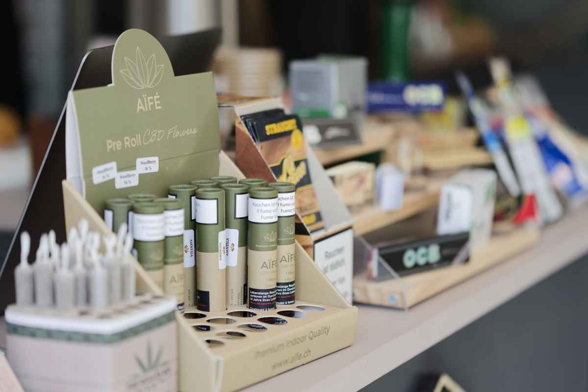 Le comptoir de la boutique aïfé CBD shop à Lausanne avec au premier plan des pré-roulés.