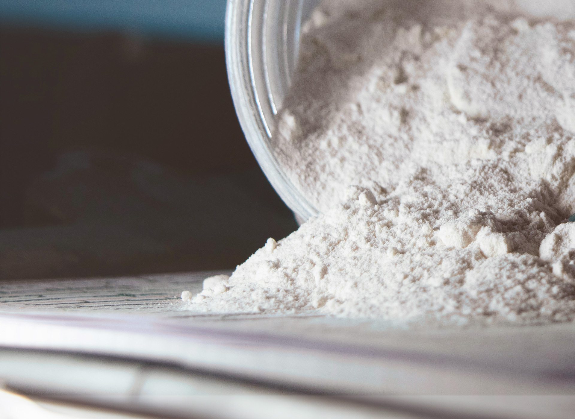 crumbles de CBD sous forme d'une poudre blanche