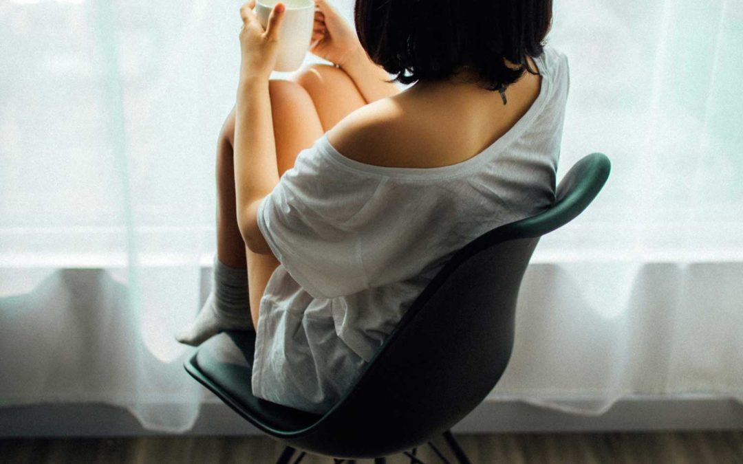 Femme qui se détend dans son salon